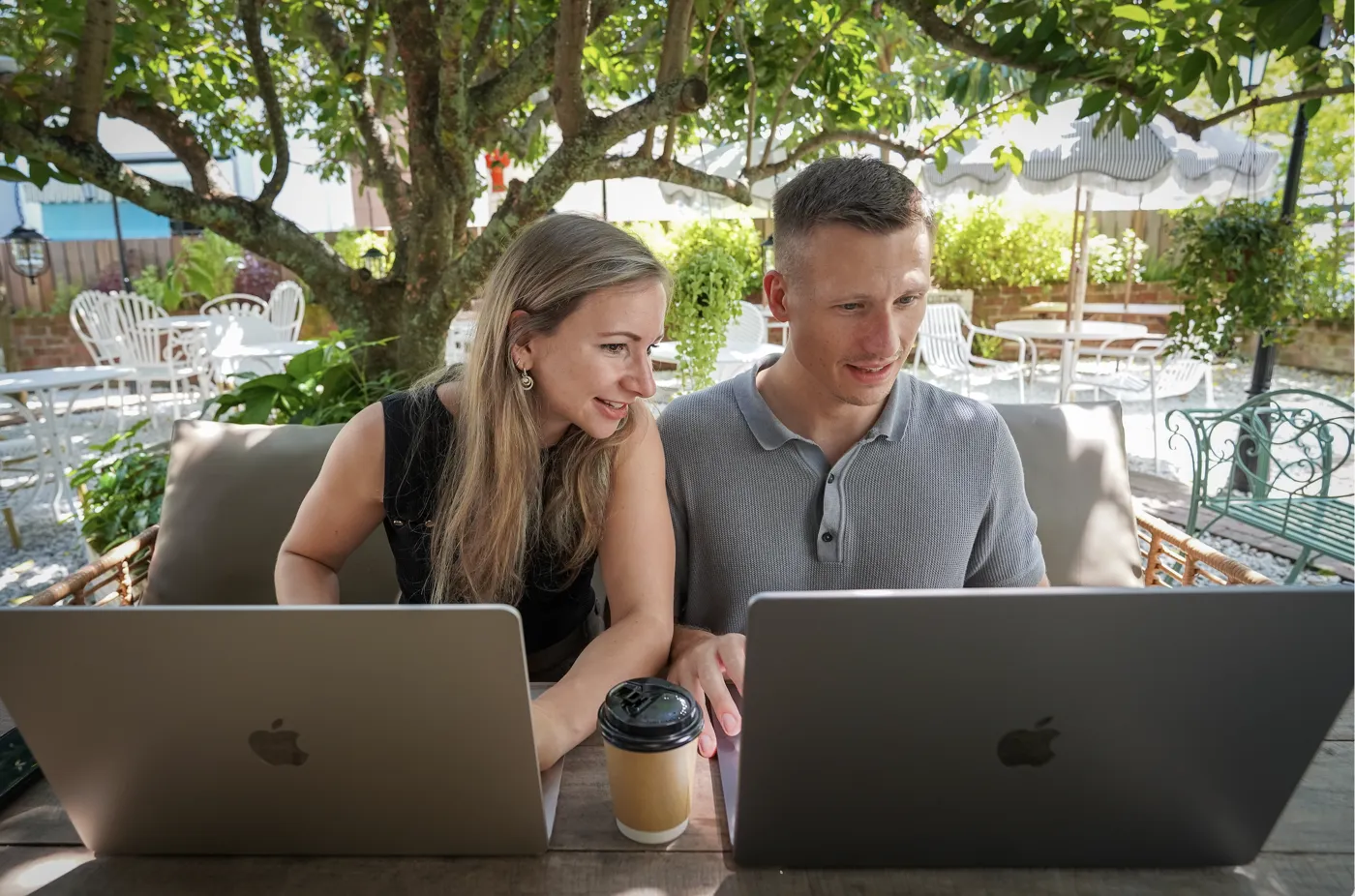 Sophie und Tobi, Gründer der Nie Mehr Zurück Akademie, arbeiten gemeinsam am Laptop